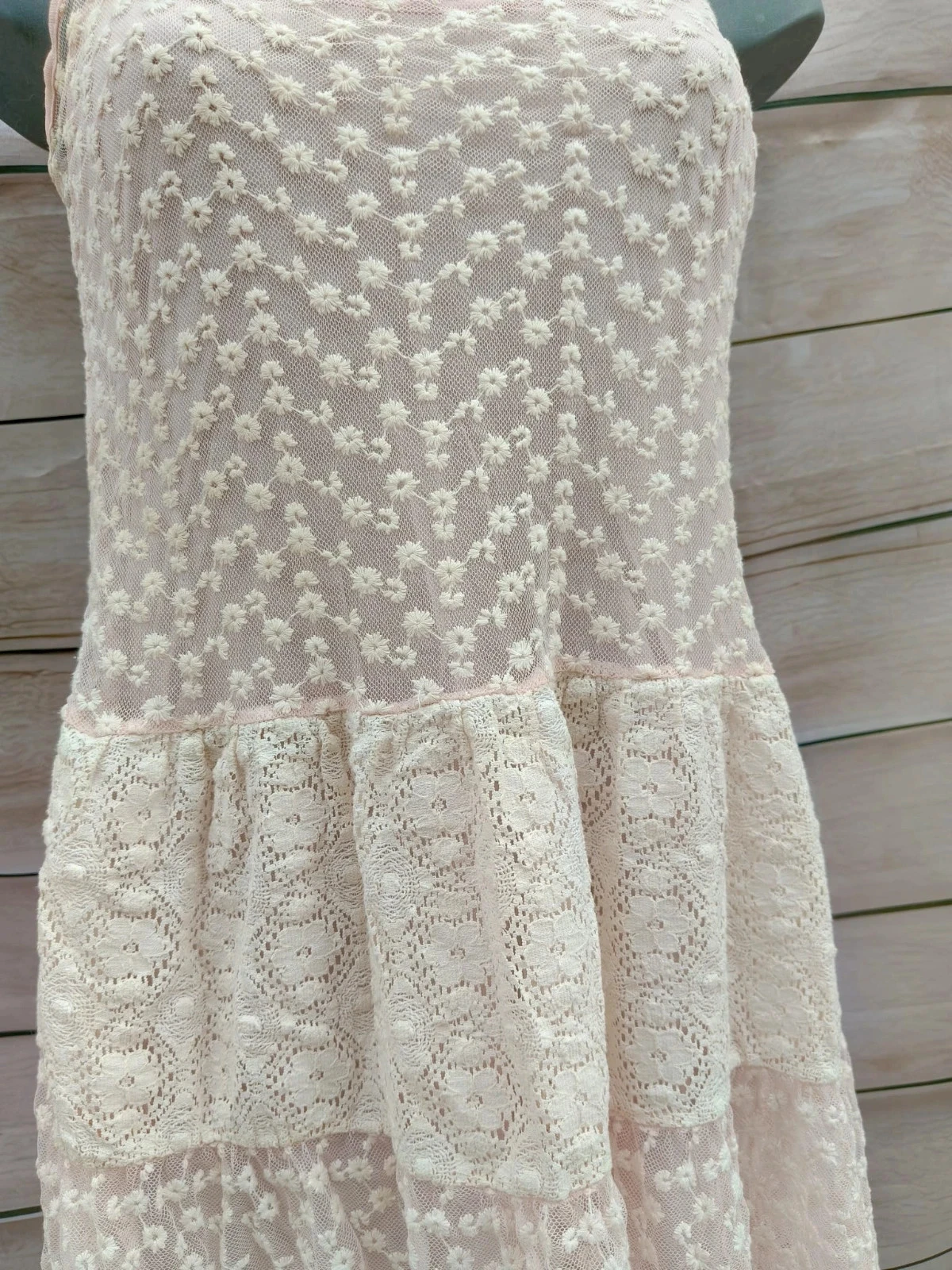 Vestido rosa em pó de renda e tule com flores bordadas – Tamanho S/M – photo 8